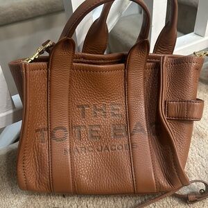 Marc Jacobs The Leather Small Tote Bag in Argan Oil